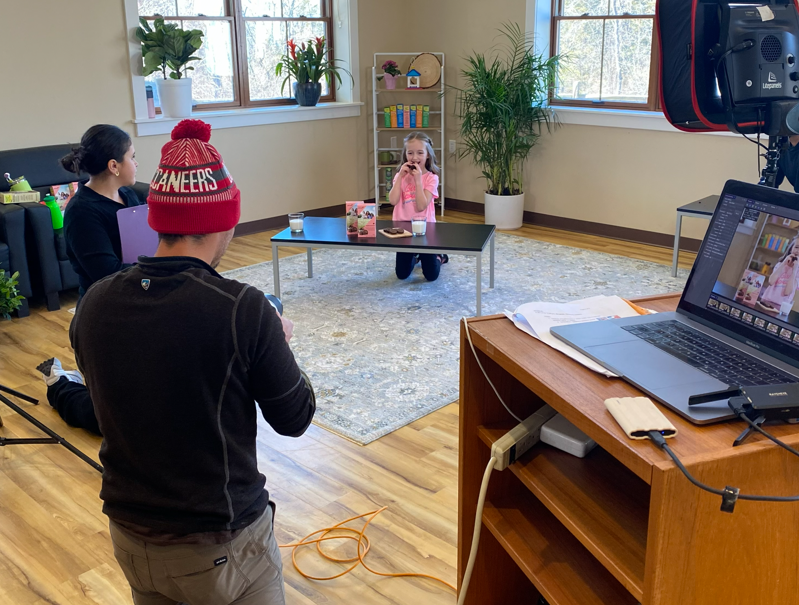 Laura Molina behind the scenes shooting Exploremores.